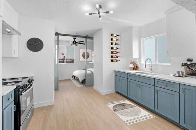 Building Photo - 5924 S Hoover St