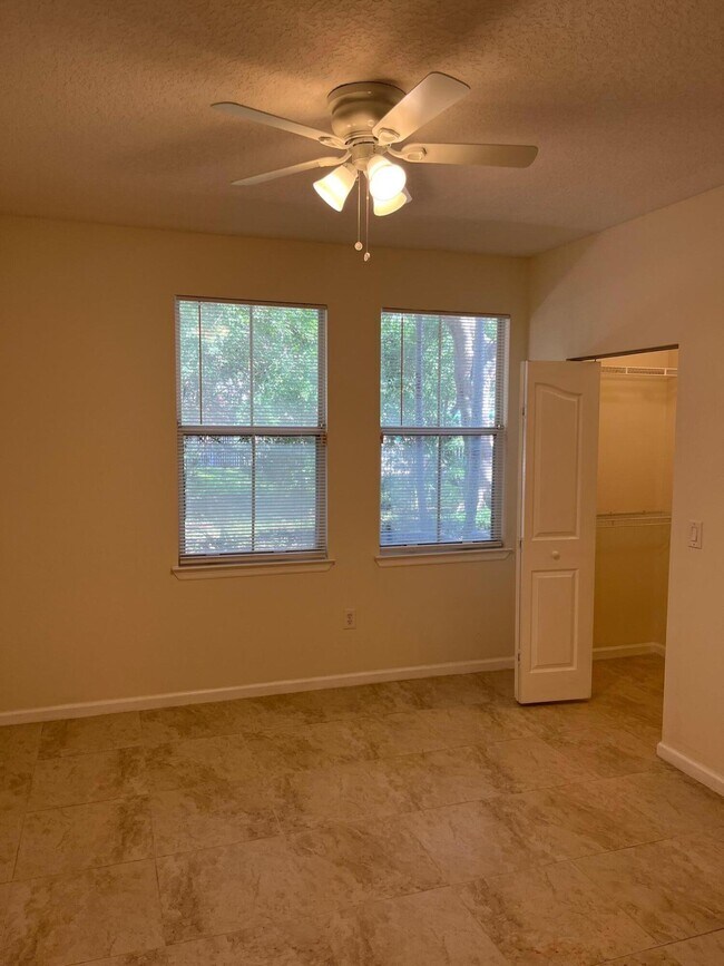 Foto del edificio - 2022 Alta Meadows Ln