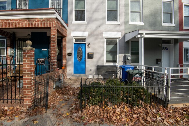 Building Photo - 1009 1/2 Lamont St NW-