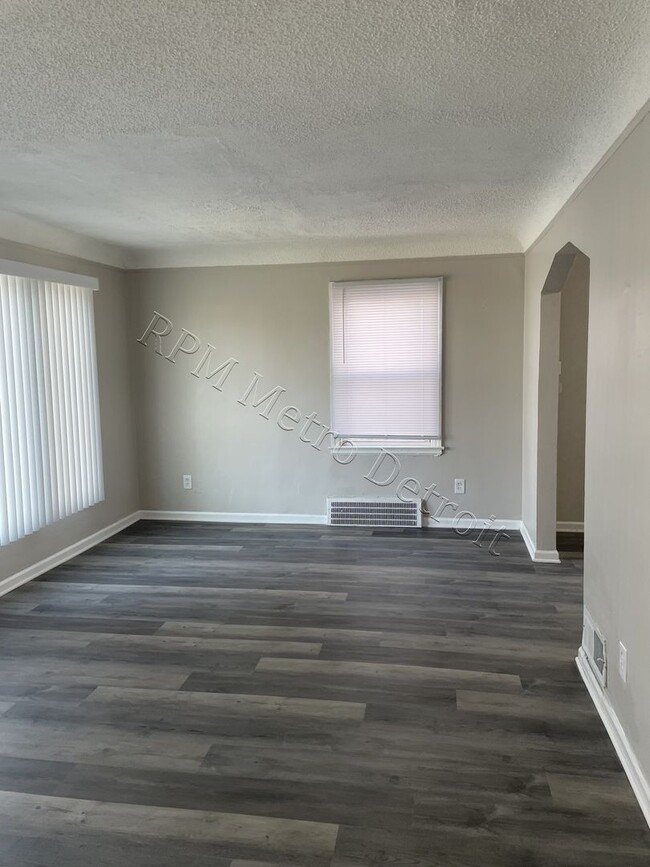 Building Photo - UPDATED BRICK BUNGALOW