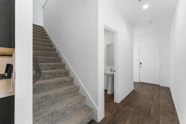 Building Photo - 14678 Cyn Pnes Ln