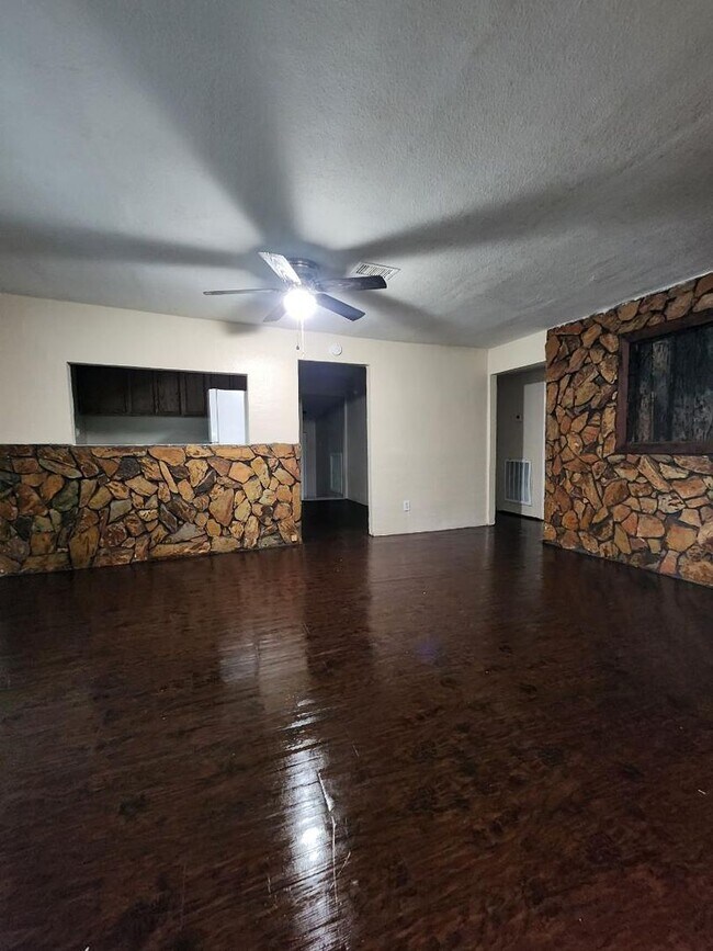 Foto del edificio - Three Bedroom One Bathroom Home For Rent !!