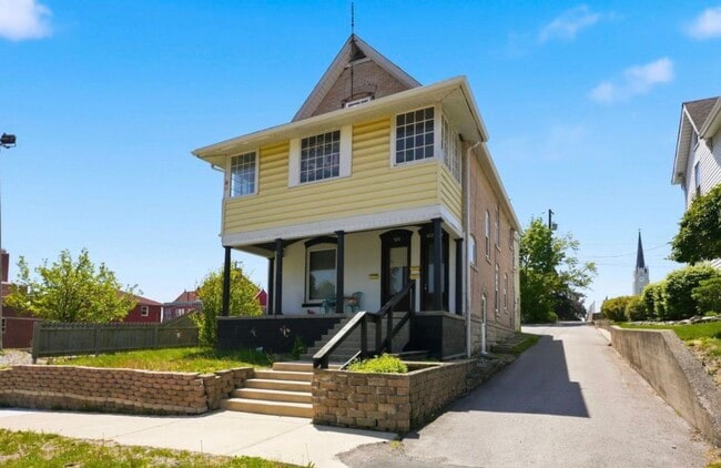 Building Photo - 920 Warren St