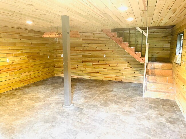 Foto del edificio - ** 4 Bed 2 Bath located in Forest Hills ** Call 334-366-9198 to schedule a self-tour