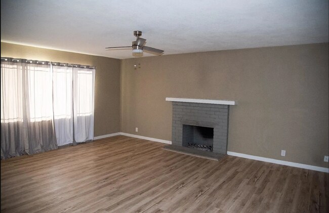 Building Photo - 3 Bedroom 2 Bathroom Available Now in Atwa...