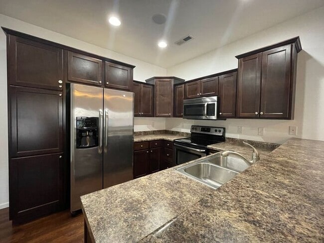 Foto del edificio - $2,100 | 3 Bedroom, 2.5 Bathroom Town Home | Pets Allowed | Available for August 1st Move-In!