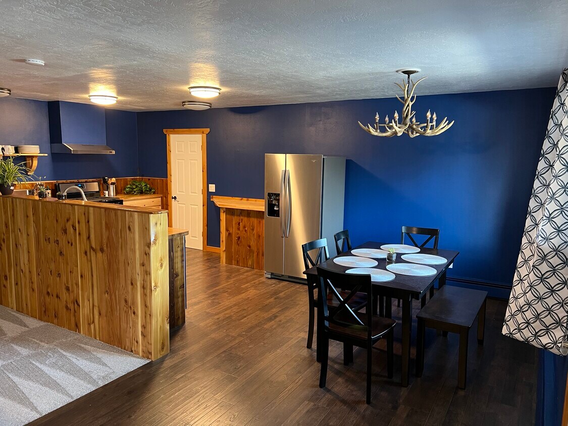 Foto principal - 8234 Loganberry St