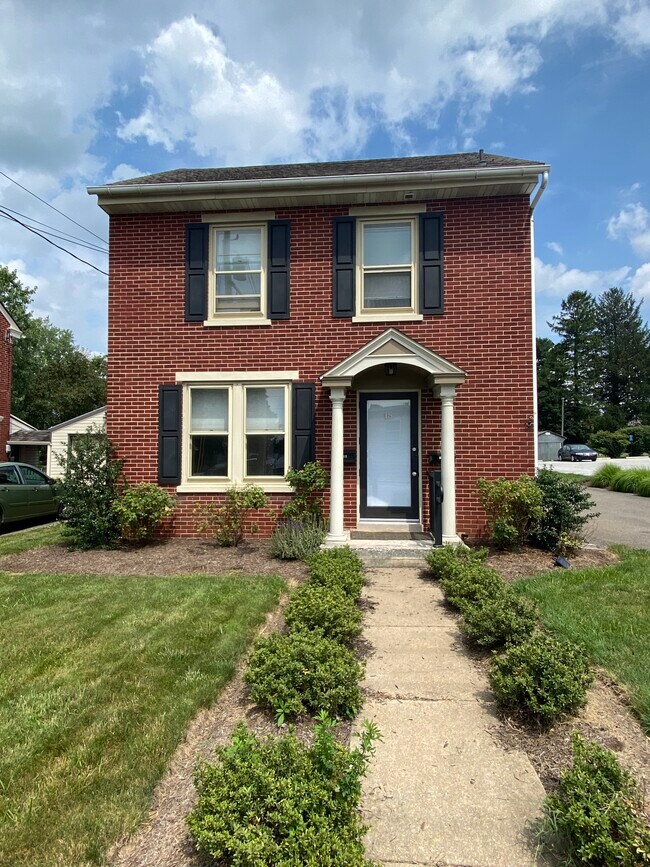 Front - 18 N Decatur St