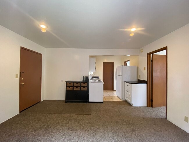 Building Photo - Unfurnished 2 bedroom. 1 bath downstairs u...