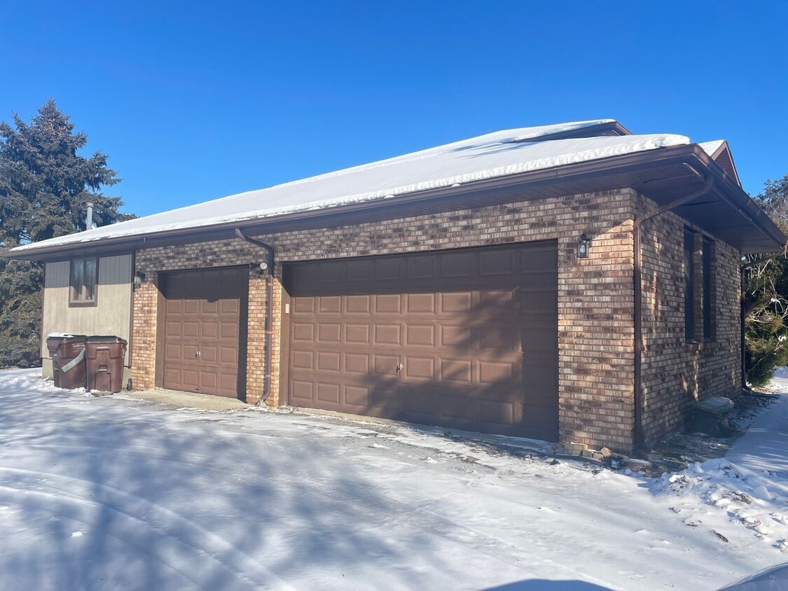 Building Photo - Executive style Home