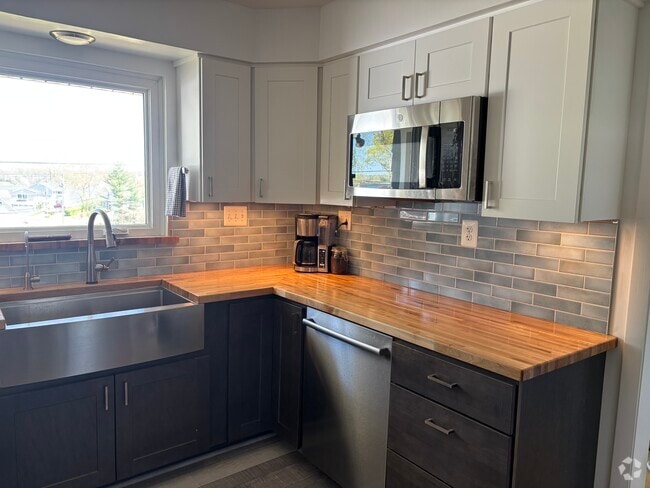 Building Photo - 440 Riverview Dr