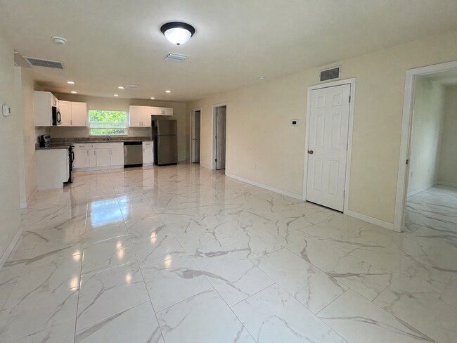 Foto del edificio - 1139 Chiefland St E