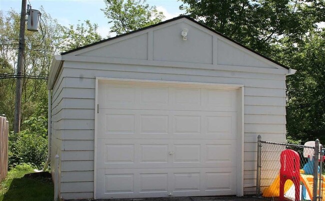 Building Photo - Charming home -  Coming open JUNE 15TH