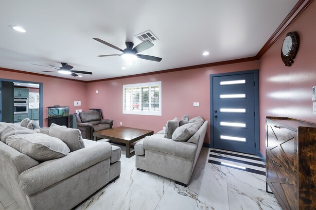 Foto del edificio - FOR RENT Fully Remodeled 4 Bed / 3 Bath Ho...