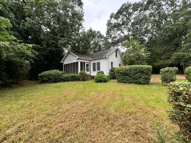 Building Photo - 3 Bed | 1 Bath Single Family Home