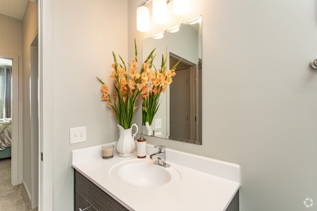 1BR, 1BA - 712 SF - The Grant - Broadway Station - 1 MONTH FREE
