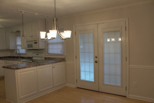 Foto del edificio - Well maintained ranch home available June ...