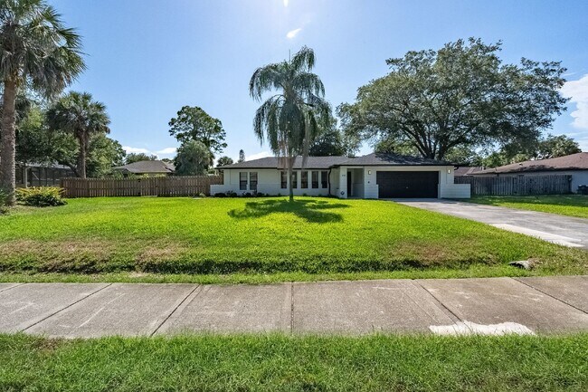 Foto del edificio - Beautiful pool home in Lockmar Estates