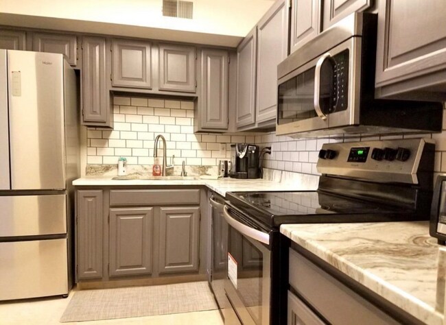 Foto del edificio - 2205 S Huron Pkwy