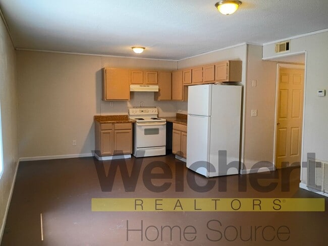 Building Photo - Cozy 2-Bedroom with Easy Town Access