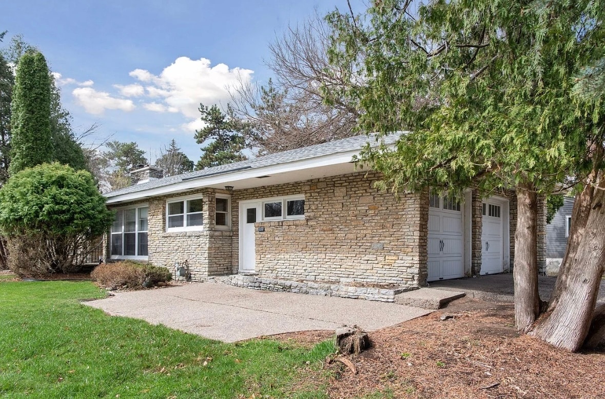 Building Photo - 600 Meadow Ln S