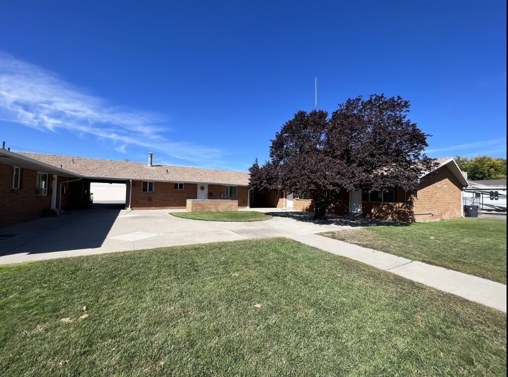 Primary Photo - Golden Ridge Apartments