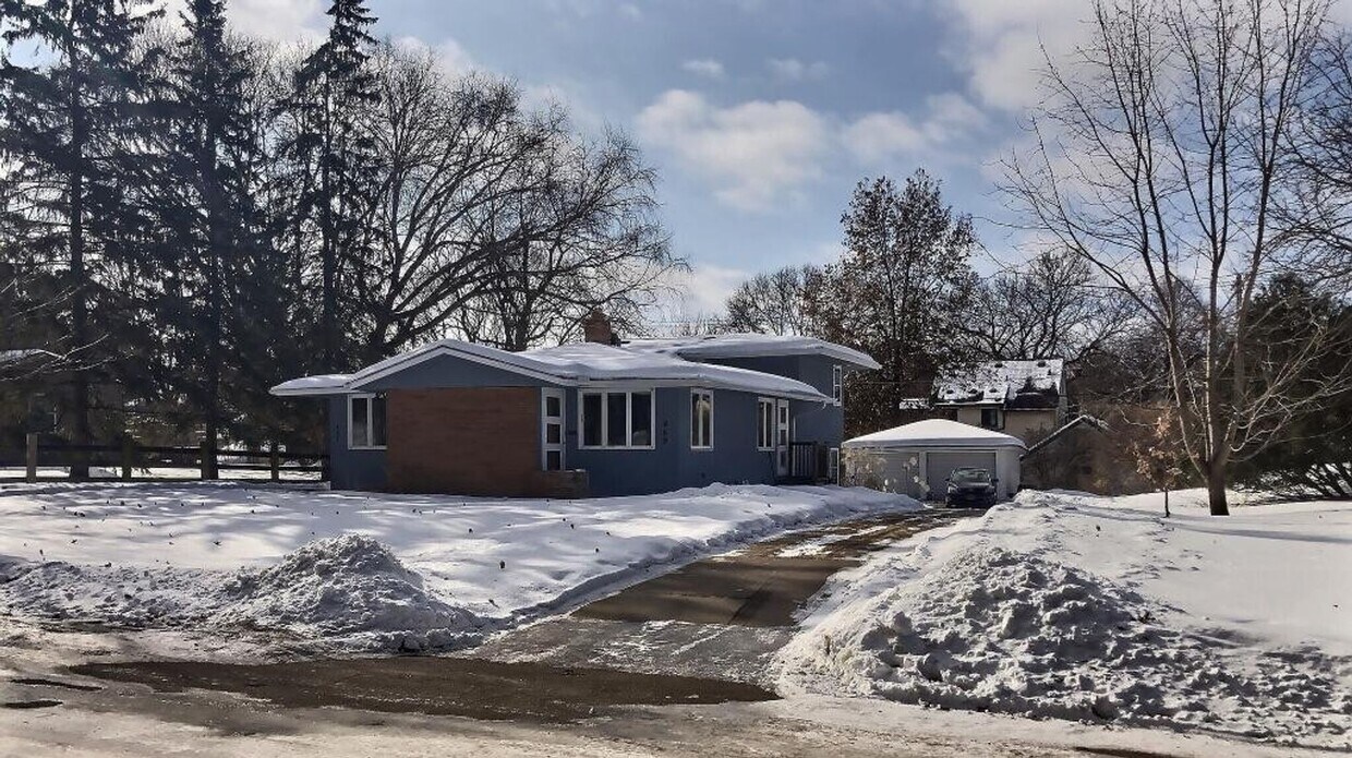 Primary Photo - 487-489 Desnoyer Ave