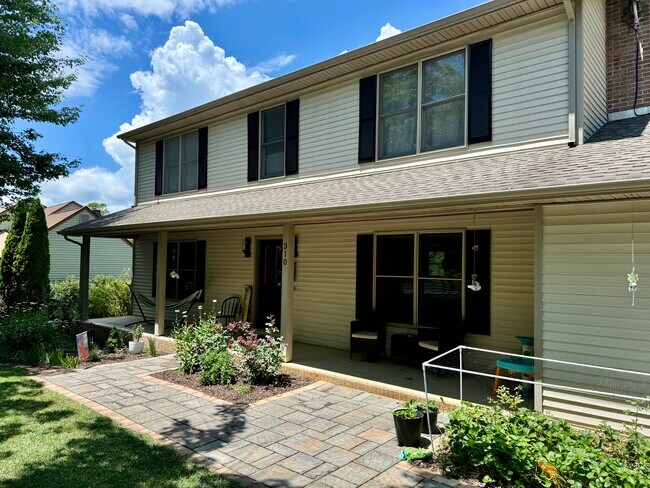 Building Photo - 310 Cherokee Dr