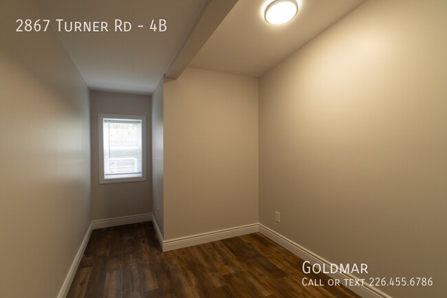 Building Photo - 2 Bedroom Main Floor
