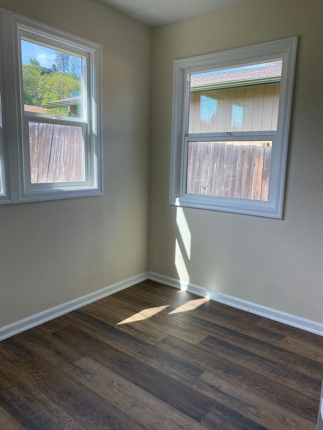 Building Photo - Charming 2 Bedroom 1 bath House! Large Bac...