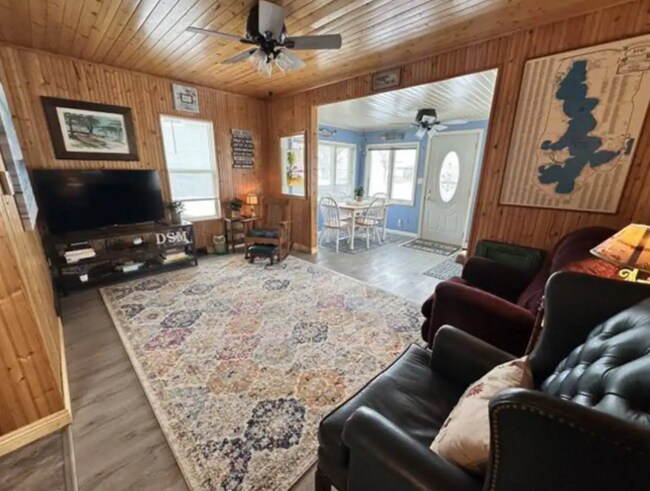 Building Photo - 13724 Sunset Dr