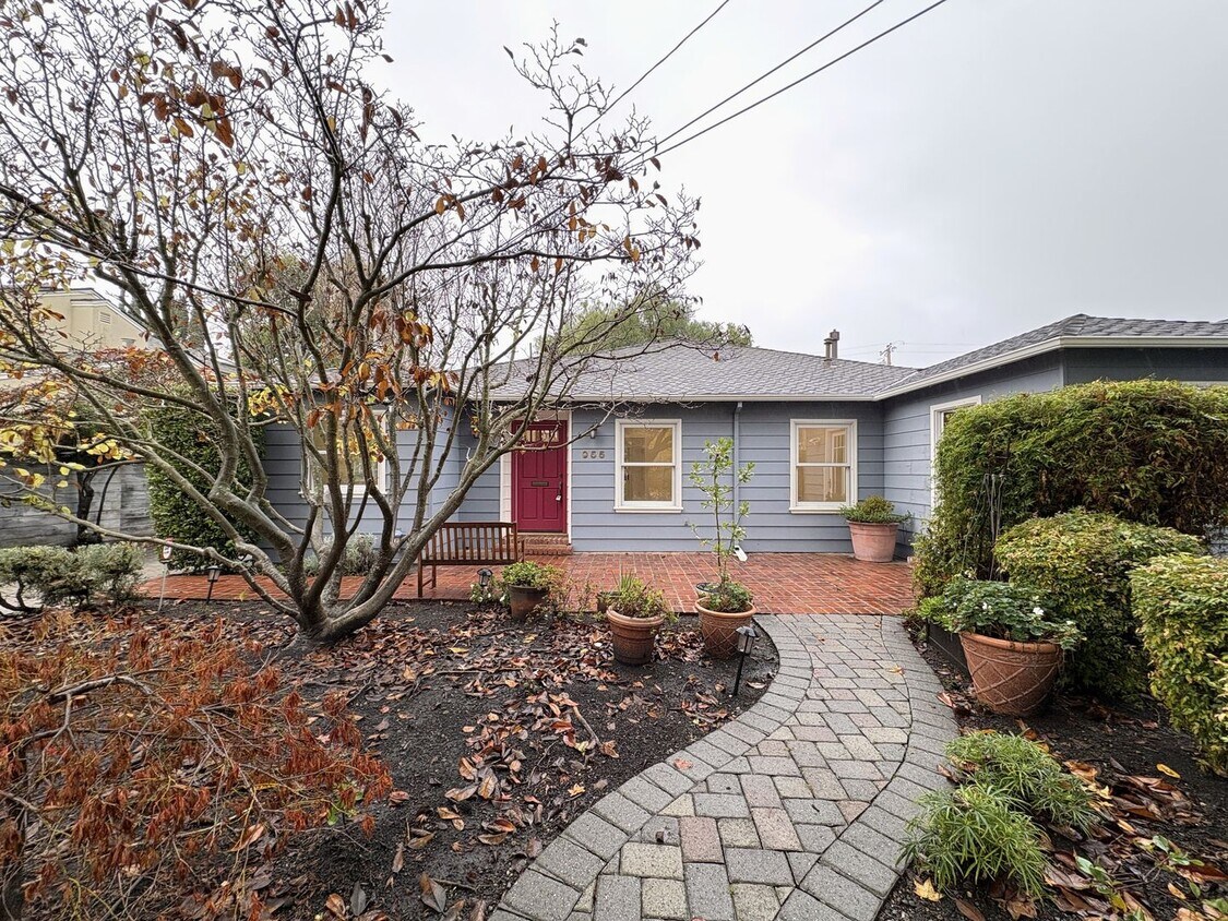 Foto principal - Beautifully Updated 3BD/2BA + Office Single-Family Home in Palo Alto