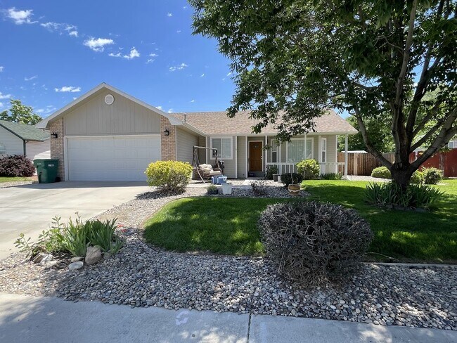 Building Photo - 688 Pinyon Dr