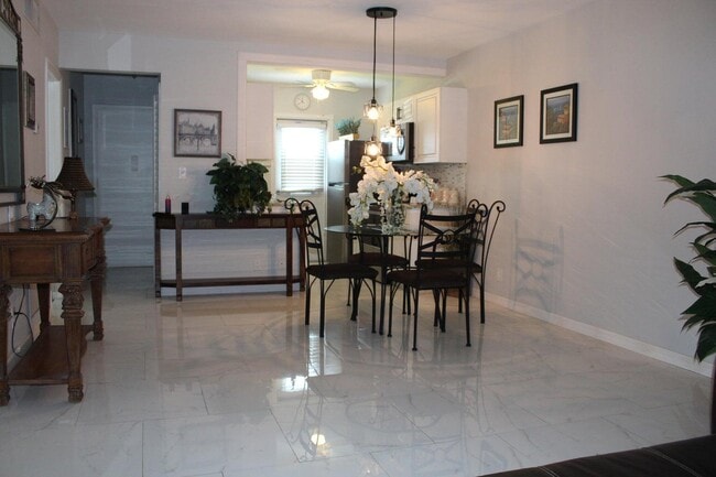 Building Photo - 1113 Lake Terrace