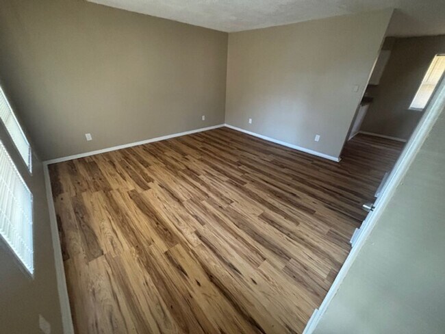 Foto del edificio - Knoxville 37915 - 4 bedroom 2 bath - call Howard Grower 865-705-0969