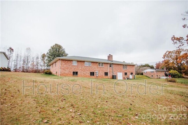 Foto del edificio - 219 Ridge Rd