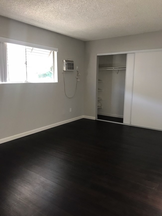 Villa Lago Apartments Lake Balboa, CA