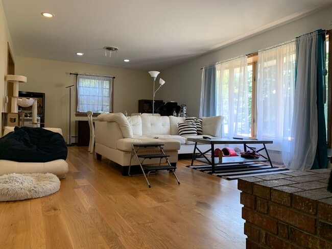 Foto del edificio - NOW Leasing!