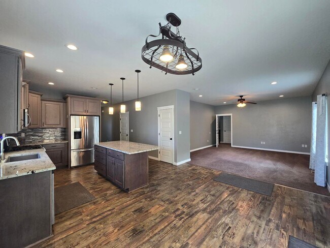 Building Photo - Large Home with Guest Suite!