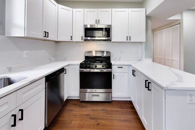 Building Photo - Beautiful- 3Bed/2Bath Townhome!