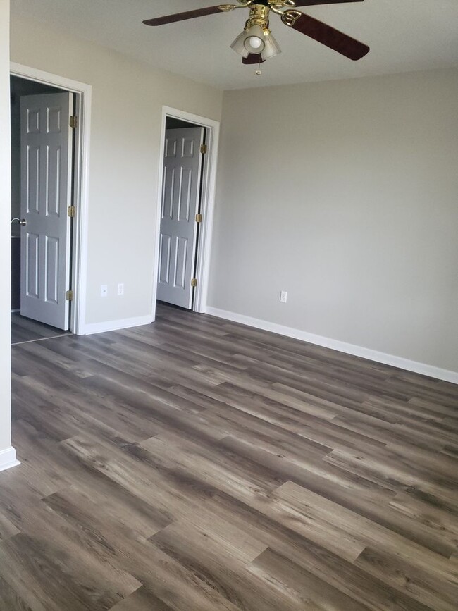 Building Photo - 1,897 SQFT 3 BEDROOM 2 BATH HOME