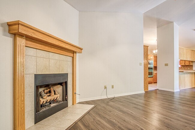 Foto del edificio - This beautiful home is located in a quiet private neighborhood and perfect for a serene living at...