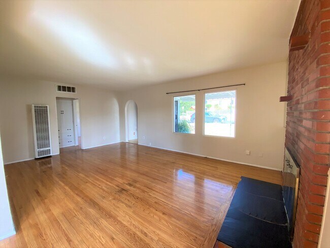 Building Photo - 10529 Helendale Ave