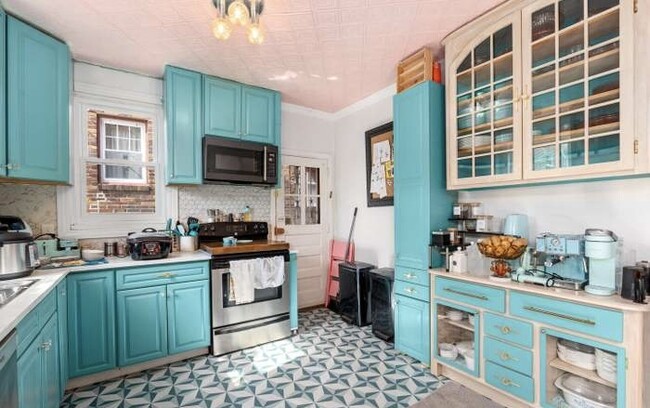Kitchen - 5734 Woodbine Ave