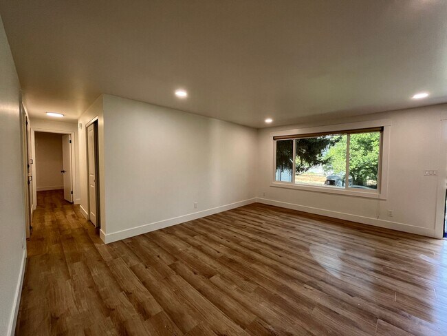 Foto del edificio - $500 MOVE IN INCENTIVE CONCESSION! Large s...