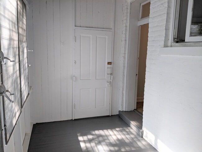 Building Photo - 1405 W Jarvis Ave
