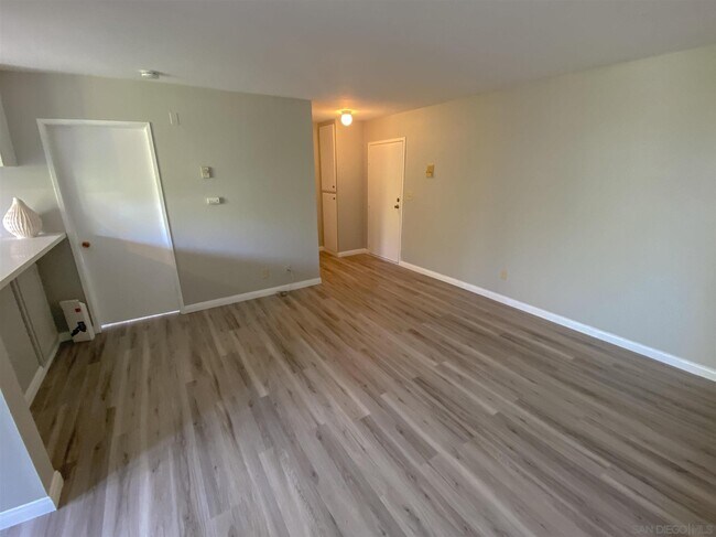 Building Photo - 6930 Hyde Park Dr