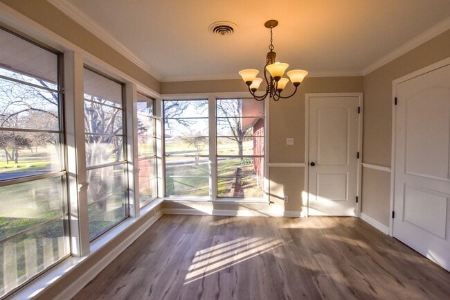 Foto del edificio - Spacious 4 Bedroom Home