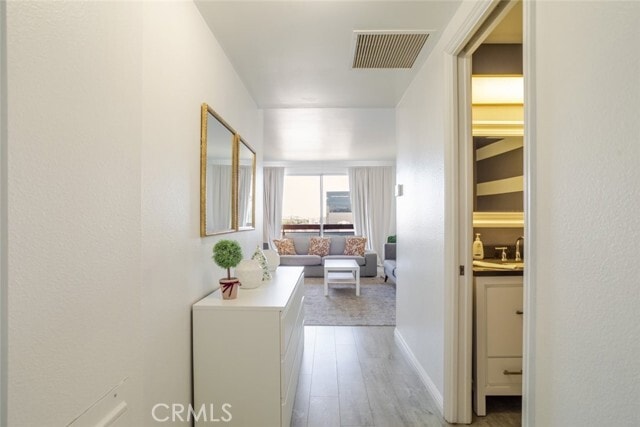 Foto del edificio - 321 S San Vicente Blvd