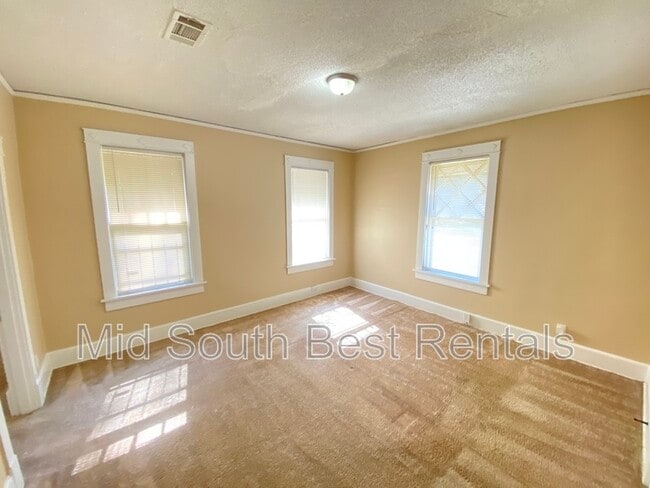 Building Photo - 864 N Willett St